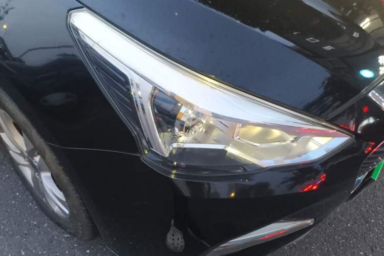 Used Haval M6 2018 Revised Version 1.5T DCT Two-Wheel Drive Elite Edition Right Front Headlight