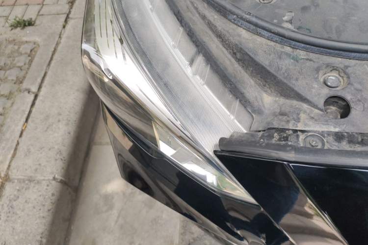Used Haval M6 2018 Revised Version 1.5T DCT Two-Wheel Drive Elite Edition Right Front Headlight