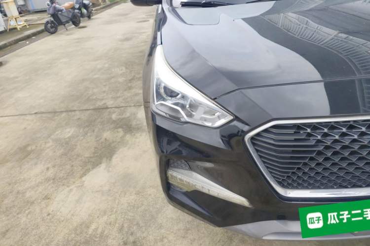Used Haval M6 2018 Revised Version 1.5T DCT Two-Wheel Drive Elite Edition Right Front Headlight
