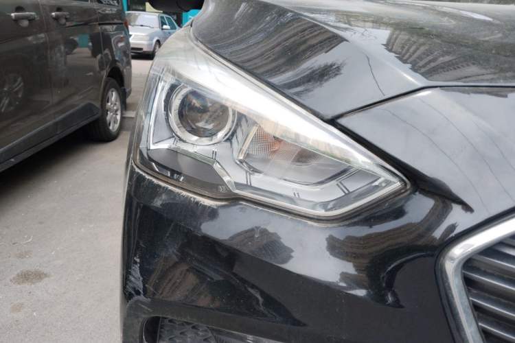 Used Haval M6 2018 Revised Version 1.5T DCT Two-Wheel Drive Urban Style Right Front Headlight