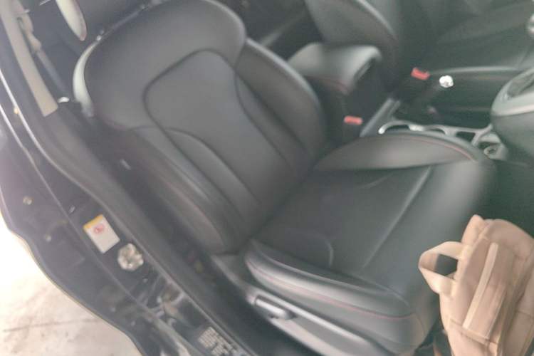 Used Haval M6 2018 Revised Version 1.5T DCT Two-Wheel Drive Elite Edition Right Front Seat