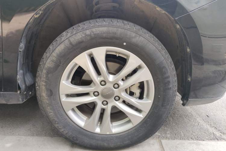 Used Haval M6 2018 Revised Version 1.5T DCT Two-Wheel Drive Elite Edition Right Front Wheel Hub
