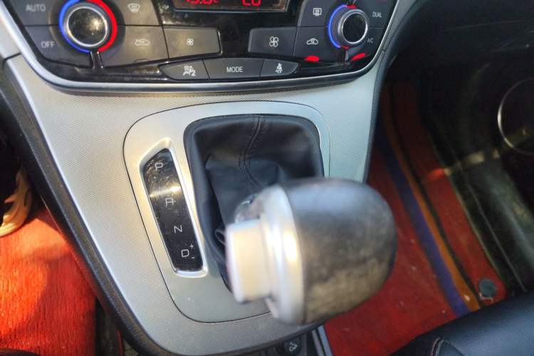 Used Haval M6 2018 1.5T DCT Two-Wheel Drive Elite Model Gear Lever