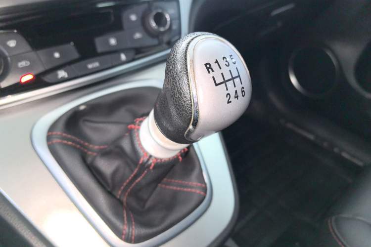 Used Haval M6 2018 1.5T Manual Two-Wheel Drive Elite Model Gear Lever