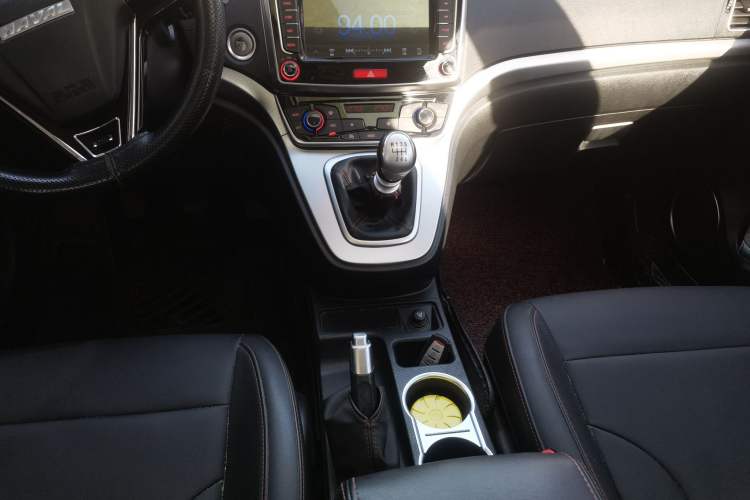 Used Haval M6 2018 1.5T Manual Two-Wheel Drive Elite Model Gear Lever