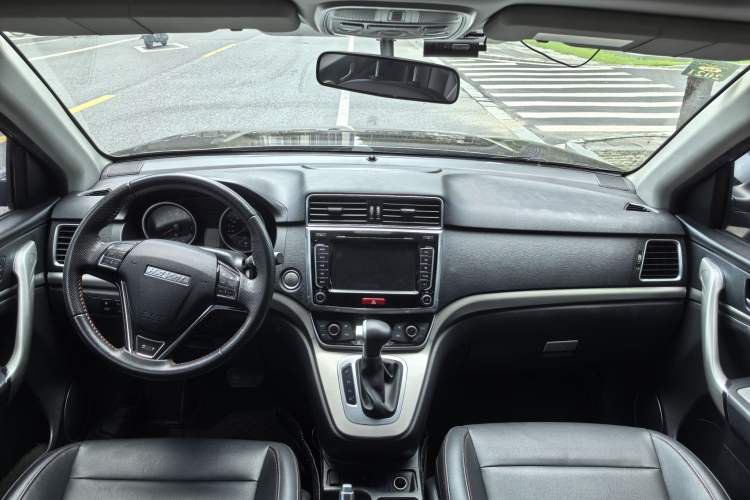 Used Haval M6 2018 Revised Version 1.5T DCT Two-Wheel Drive Elite Edition Interior 4
