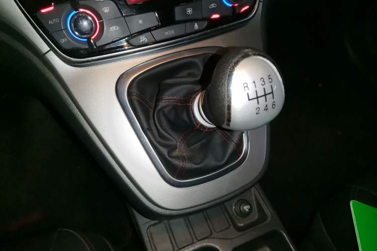 Used Haval M6 2018 1.5T Manual Two-Wheel Drive Elite Model Gear Lever