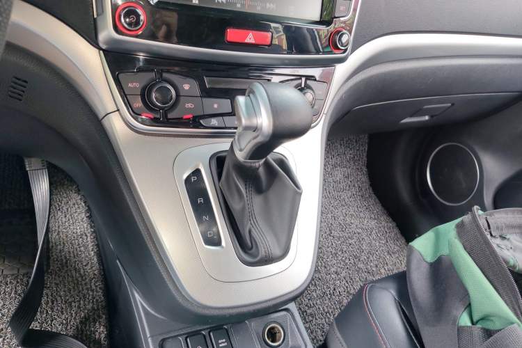 Used Haval M6 2018 Revised Version 1.5T DCT Two-Wheel Drive Elite Edition Gear Lever