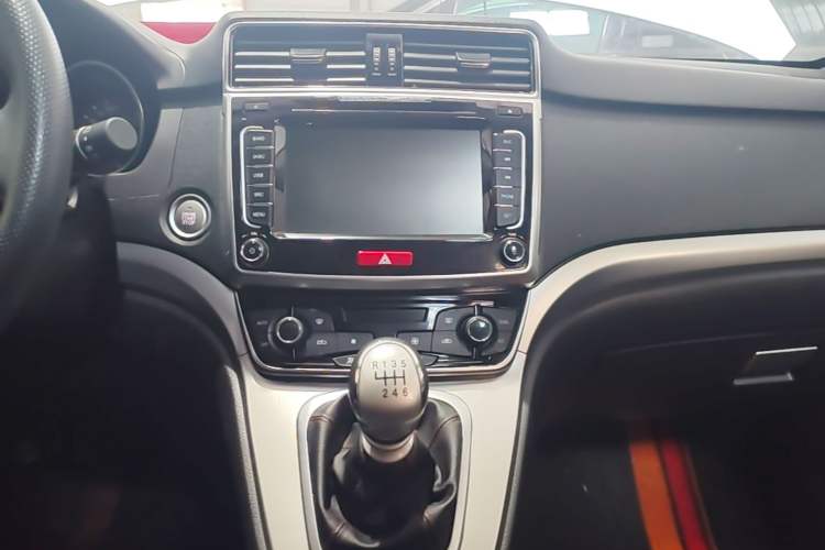 Used Haval M6 2018 1.5T Manual Two-Wheel Drive Elite Model Audio And AC Panel