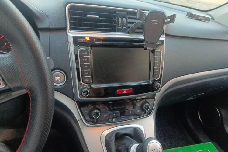 Used Haval M6 2018 1.5T Manual Two-Wheel Drive Elite Model Audio And AC Panel