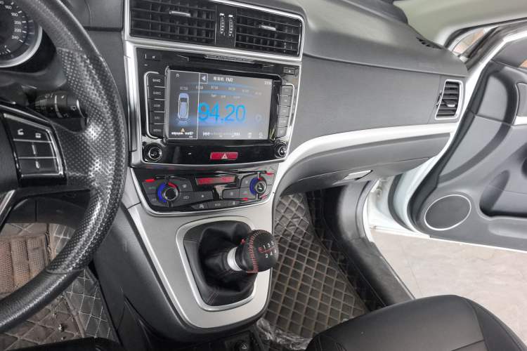 Used Haval M6 2018 1.5T Manual Two-Wheel Drive Urban Model Audio And AC Panel
