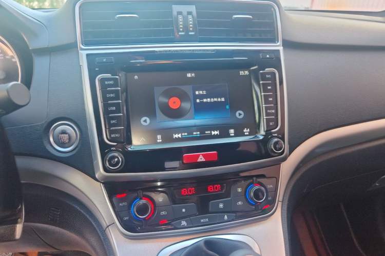 Used Haval M6 2018 1.5T Manual Two-Wheel Drive Urban Model Audio And AC Panel