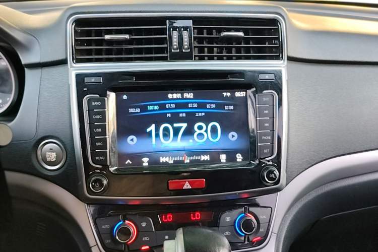 Used Haval M6 2018 Revised Version 1.5T DCT Two-Wheel Drive Elite Edition Audio And AC Panel