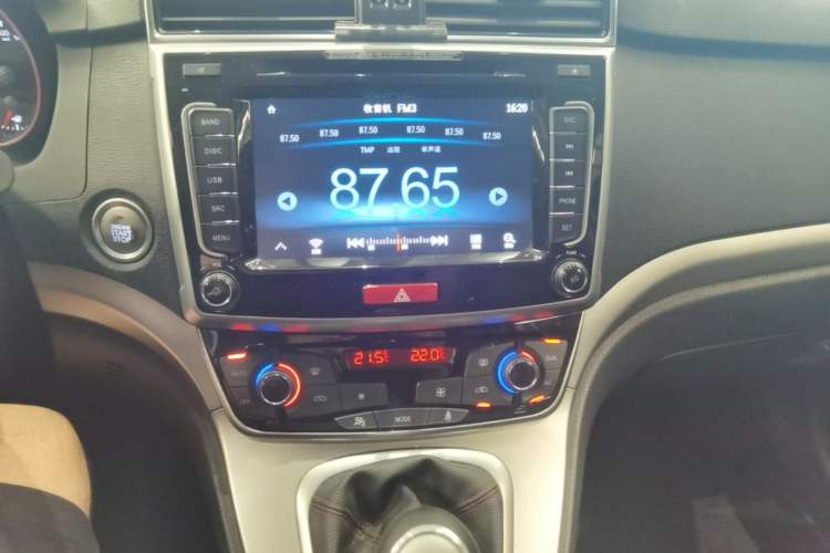 Used Haval M6 2018 1.5T Manual Two-Wheel Drive Elite Model Audio And AC Panel