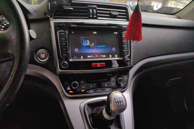 Used Haval M6 2018 1.5T Manual Two-Wheel Drive Elite Model Audio And AC Panel