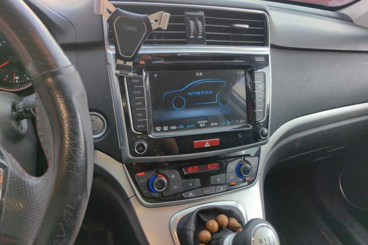 Used Haval M6 2018 1.5T Manual Two-Wheel Drive Elite Model Audio And AC Panel