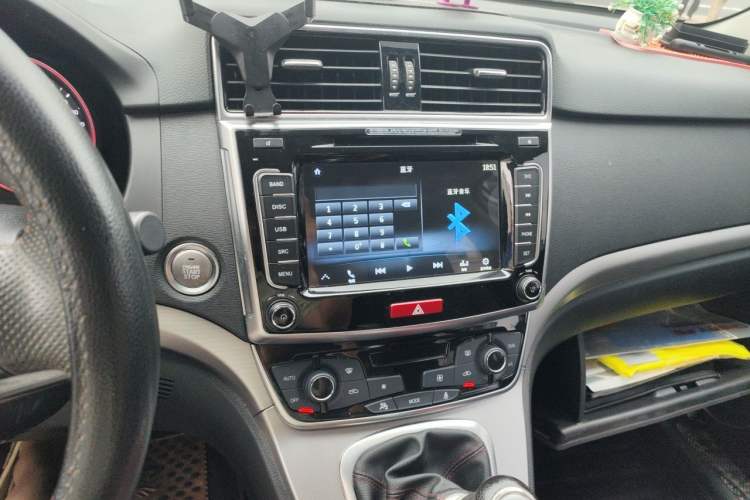 Used Haval M6 2018 1.5T Manual Two-Wheel Drive Elite Model Audio And AC Panel