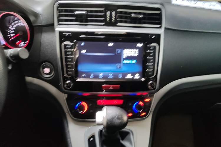 Used Haval M6 2018 1.5T DCT Two-Wheel Drive Elite Model Audio And AC Panel