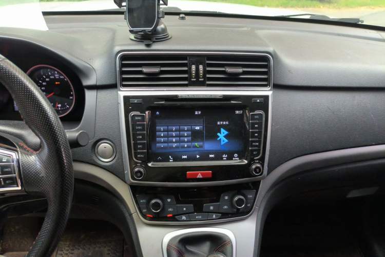 Used Haval M6 2018 1.5T Manual Two-Wheel Drive Elite Model Audio And AC Panel