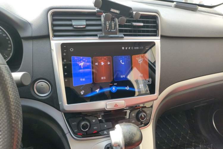 Used Haval M6 2018 Revised Version 1.5T DCT Two-Wheel Drive Urban Style Audio And AC Panel