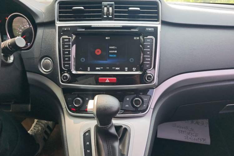 Used Haval M6 2018 Revised Version 1.5T DCT Two-Wheel Drive Elite Edition Audio And AC Panel