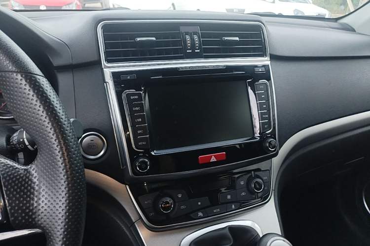 Used Haval M6 2018 1.5T Manual Two-Wheel Drive Urban Model Audio And AC Panel