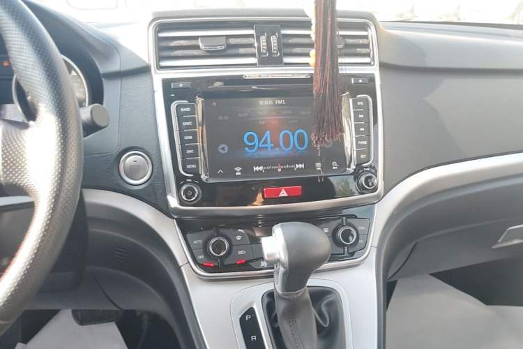 Used Haval M6 2018 1.5T DCT Two-Wheel Drive Elite Model Audio And AC Panel