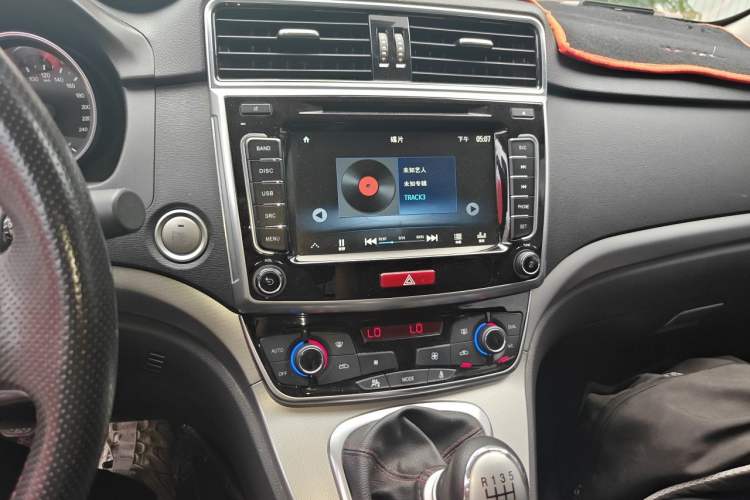 Used Haval M6 2018 1.5T Manual Two-Wheel Drive Elite Model Audio And AC Panel