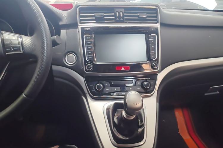 Used Haval M6 2018 1.5T Manual Two-Wheel Drive Elite Model Center Console