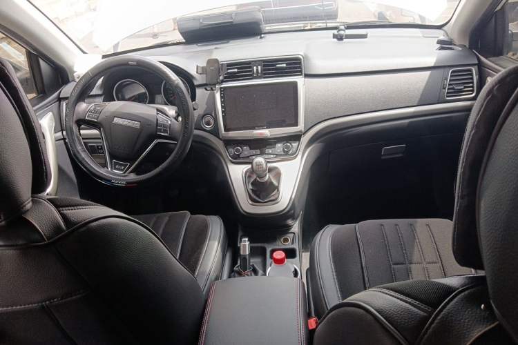 Used Haval M6 2018 1.5T Manual Two-Wheel Drive Urban Model Center Console