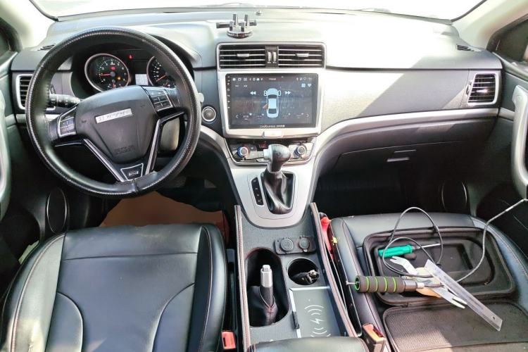 Used Haval M6 2018 Revised Version 1.5T DCT Two-Wheel Drive Elite Edition Center Console