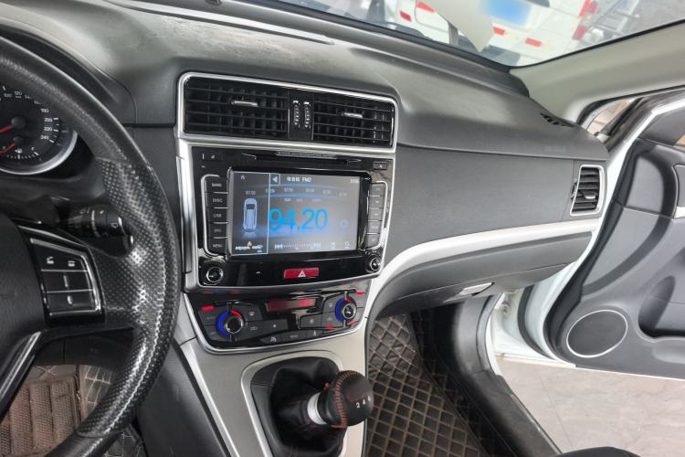 Used Haval M6 2018 1.5T Manual Two-Wheel Drive Urban Model Center Console