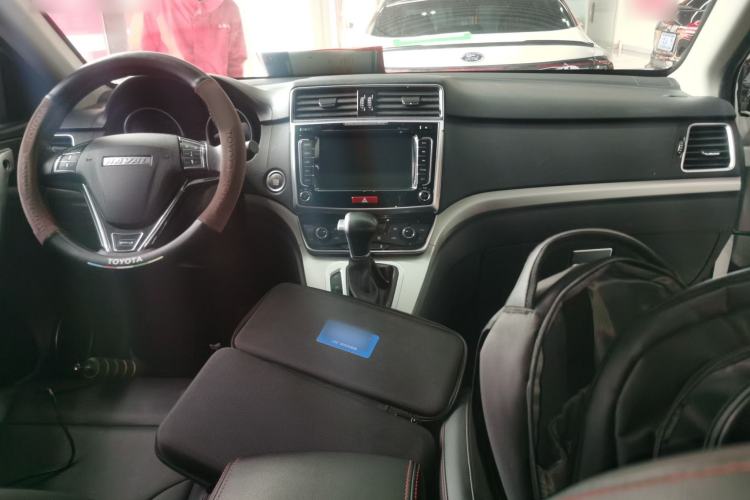 Used Haval M6 2018 Revised Version 1.5T DCT Two-Wheel Drive Elite Edition Center Console