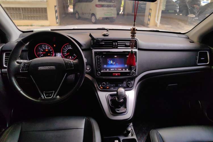 Used Haval M6 2018 1.5T Manual Two-Wheel Drive Elite Model Center Console
