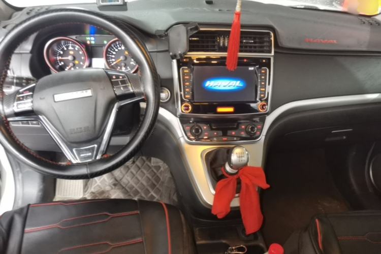Used Haval M6 2018 1.5T Manual Two-Wheel Drive Urban Model Center Console