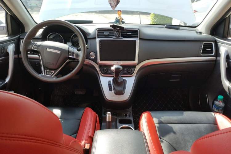 Used Haval M6 2018 Revised Version 1.5T DCT Two-Wheel Drive Urban Style Center Console