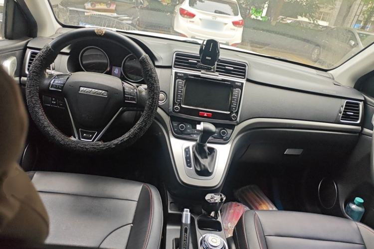 Used Haval M6 2018 Revised Version 1.5T DCT Two-Wheel Drive Elite Edition Center Console