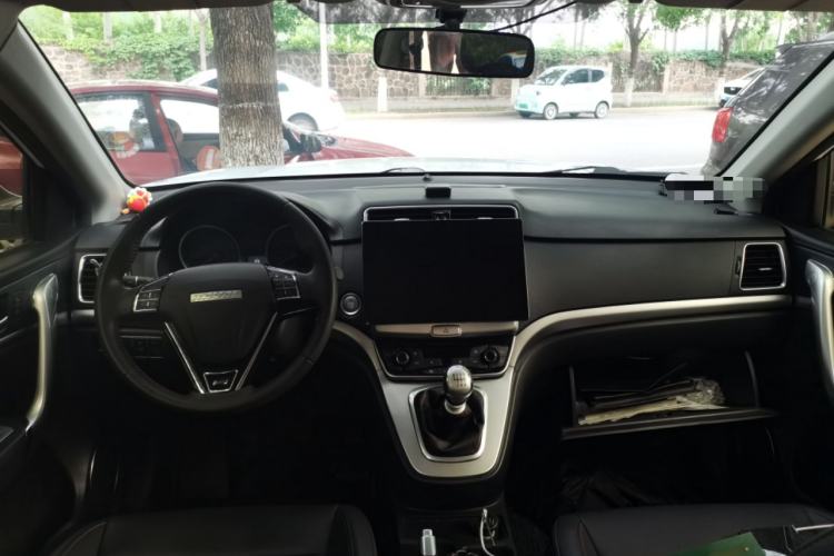 Used Haval M6 2018 1.5T Manual Two-Wheel Drive Elite Model Center Console