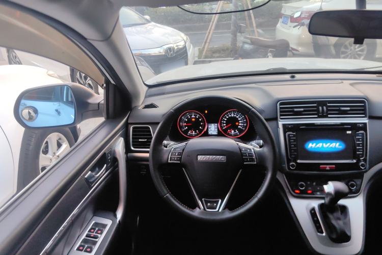 Used Haval M6 2018 1.5T DCT Two-Wheel Drive Elite Model Center Console