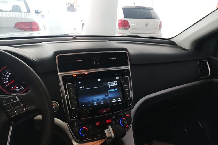 Used Haval M6 2018 Revised Version 1.5T DCT Two-Wheel Drive Elite Edition Center Console
