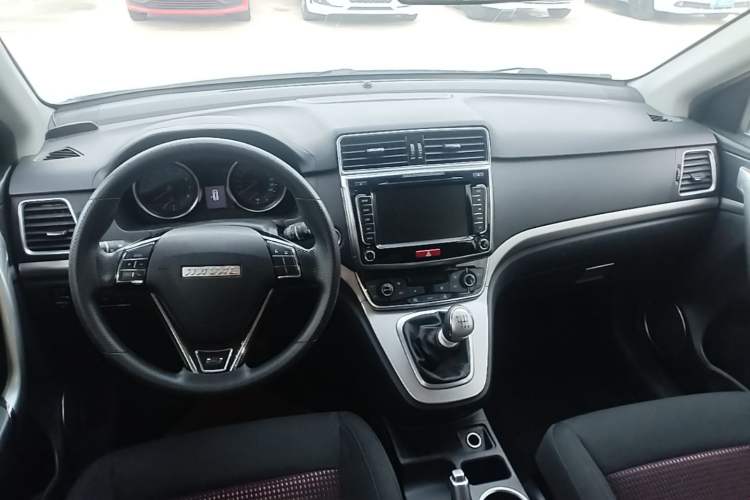 Used Haval M6 2018 1.5T Manual Two-Wheel Drive Urban Model Center Console