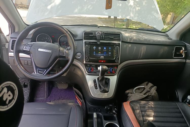 Used Haval M6 2018 Revised Version 1.5T DCT Two-Wheel Drive Elite Edition Center Console
