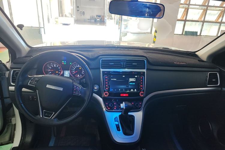 Used Haval M6 2018 Revised Version 1.5T DCT Two-Wheel Drive Elite Edition Center Console
