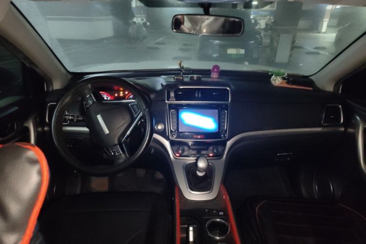 Used Haval M6 2018 1.5T Manual Two-Wheel Drive Elite Model Center Console