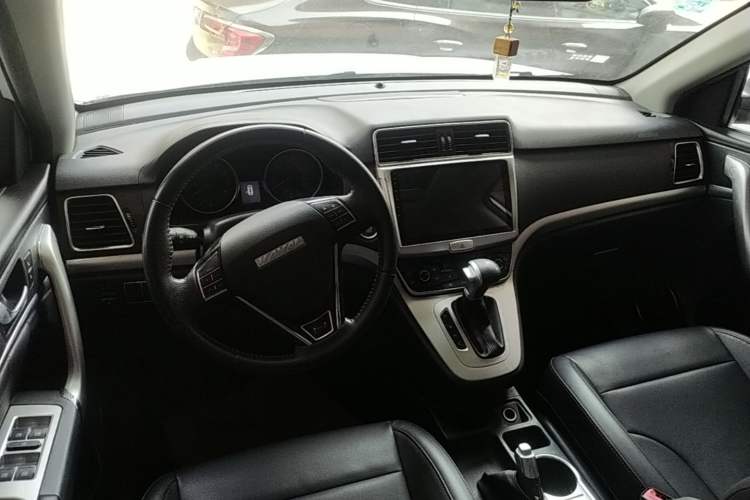 Used Haval M6 2018 Revised Version 1.5T DCT Two-Wheel Drive Elite Edition Center Console