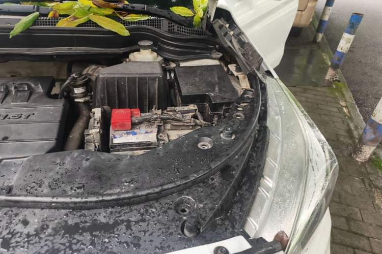 Used Haval M6 2018 Revised Version 1.5T DCT Two-Wheel Drive Elite Edition Engine Bay Left