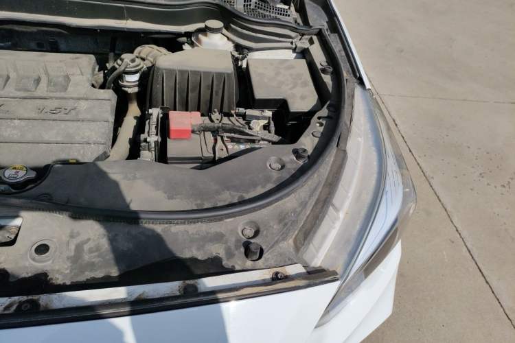 Used Haval M6 2018 Revised Version 1.5T DCT Two-Wheel Drive Urban Style Engine Bay Left