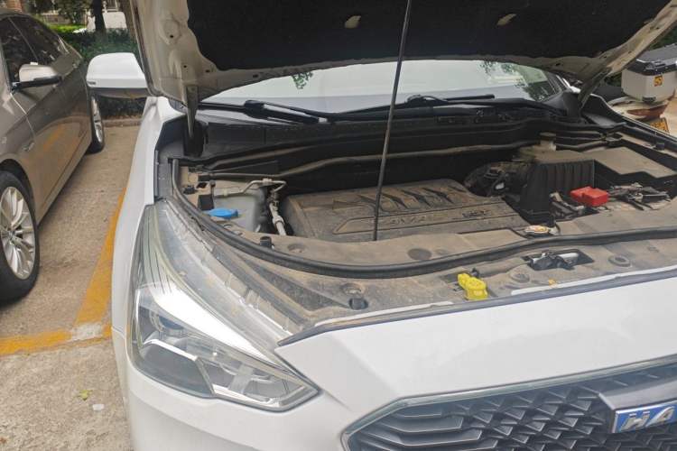 Used Haval M6 2018 Revised Version 1.5T DCT Two-Wheel Drive Elite Edition Engine Bay Right