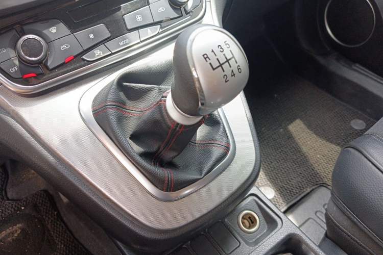 Used Haval M6 2018 1.5T Manual Two-Wheel Drive Urban Model Gear Lever