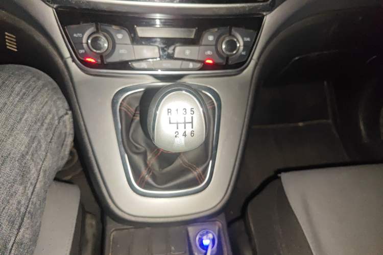 Used Haval M6 2018 1.5T Manual Two-Wheel Drive Urban Model Gear Lever